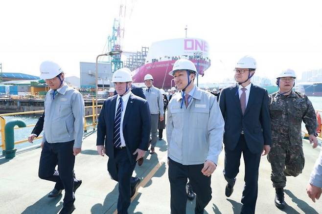 지난달 30일 정기선 HD현대 수석부회장(왼쪽 세번째)이 존 필린 미국 해군성 장관(왼쪽 두번째)과 함께 HD현대중공업 특수선 야드를 둘러보며 건조 중인 함정들을 소개하고 있다. HD현대