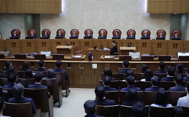 조희대 대법원장을 비롯한 대법관들이 1일 오후 이재명 더불어민주당 대통령 후보의 공직선거법 사건 전원합의체 선고를 위해 서울 서초구 대법원 대법정에 입장해 자리에 앉아 있다. /사진공동취재단