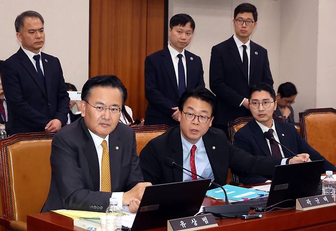 곽규택(가운데) 국민의힘 의원이 2일 오후 서울 여의도 국회에서 열린 법제사법위원회 전체회의에서 정청래 법사위원장의 퇴장명령에 대해 항의하고 있다. /뉴시스