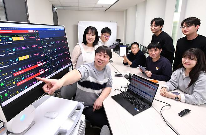 씨어스테크놀로지는 웨어러블 의료기기 기반 인공지능 진단 솔루션을 만드는 기업이다. 씨어스테크놀로지 직원들이 입원환자 원격 모니터링 서비스인 씽크를 바라보고 있다./조선비즈