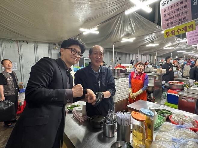 한동훈 국민의힘 대선 경선 후보가 지난 1일 대구 서문시장에 위치한 국수집에서 상인과 사진 촬영을 진행하고 있다. ⓒ데일리안 오수진 기자