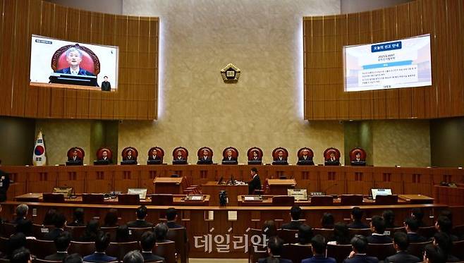 조희대 대법원장을 비롯한 대법관들이 지난 1일 오후 서울 서초구 대법원에서 이재명 더불어민주당 대선 후보의 공직선거법 위반 사건 상고심 선고를 위해 입정해 있다. ⓒ국회사진취재단