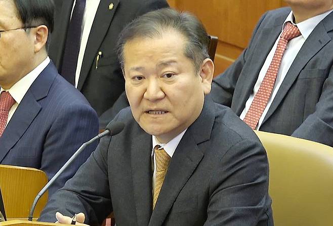 이상민 전 행정안전부 장관이 지난 2월 11일 오전 서울 종로구 헌법재판소에서 열린 윤석열 대통령 탄핵 심판 7차 변론기일에 증인으로 출석해 질문에 답변하고 있다. (헌법재판소 제공) 뉴스1