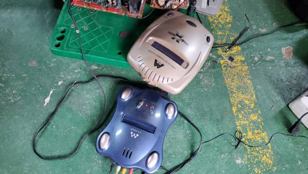 테스트 용으로 꺼내든 짝퉁 패미콤 시리즈. 거북이 모양이 인상적이다