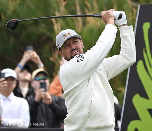 2025년 LIV 골프 코리아 대회에 출전한 브라이슨 디섐보가 1라운드에서 경기하는 모습이다. 사진제공=ⓒAFPBBNews = News1