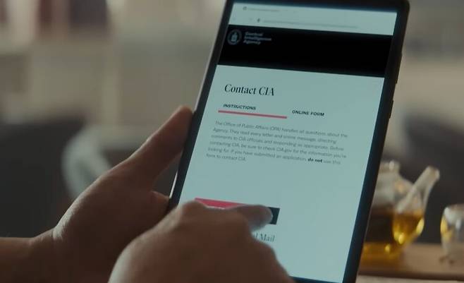 1일(현지시각) 미국 정보기관인 중앙정보국(CIA)이 소셜미디어 엑스(X·옛 트위터)와 유튜브에 중국공산당 간부와 정부 관계자들을 스파이로 유인하기 위한 홍보 영상 2편을 공개했다. 미국 중앙정보국(CIA) 유튜브 갈무리