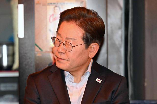 이재명 더불어민주당 대선 후보가 1일 서울 종로구의 한 포장마차에서 열린 배달라이더, 택배기사 등 비전형 노동자들과 간담회에서 생각에 잠겨 있다. 대법원 전원합의체는 이날 이 후보에게 무죄를 선고한 원심 판결을 파기하고 사건을 서울고법으로 돌려보냈다. 사진공동취재단