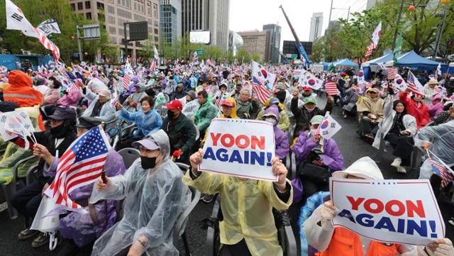 지난 4월 19일 서울 종로구 동화면세점 앞에서 전광훈 목사가 이끄는 자유통일당 집회 참가자들이 윤 전 대통령 복귀를 주장하고 있다. 뉴시스