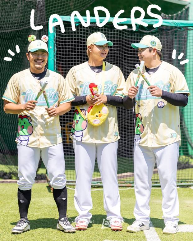 SSG 랜더스가 추진한 인기 캐릭터 브랜드 라인프렌드 미니니 관련 유니폼. 모델은 왼쪽부터 한두솔, 김민, 이로운. SSG 제공