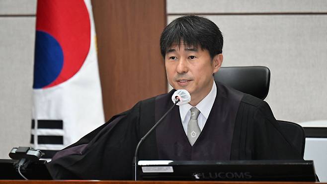 지난 21일 열린 윤석열 전 대통령 내란 우두머리 혐의 형사재판 2차 공판에서 발언하는 지귀연 부장판사