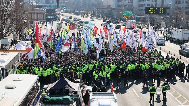 경찰에 막힌 진보단체