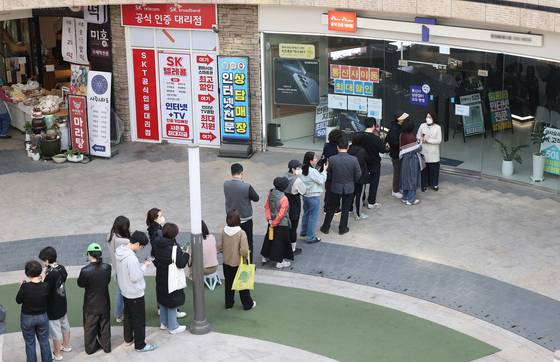 가입자 유심(USIM) 정보를 탈취당한 SK텔레콤이 유심 무료 교체 서비스를 시작한 지 이틀째인 지난 29일 서울 시내 한 SKT 대리점에 시민들이 줄을 서서 교체를 기다리고 있다. 연합뉴스