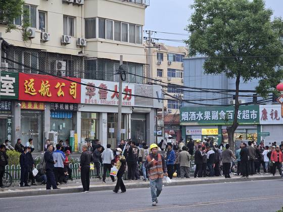 지난달 30일 중국 베이징시 외곽 마쥐차오 인력시장에서 일용직 노동자들이 구인업체를 기다리고 있다. 사진 이도성 특파원