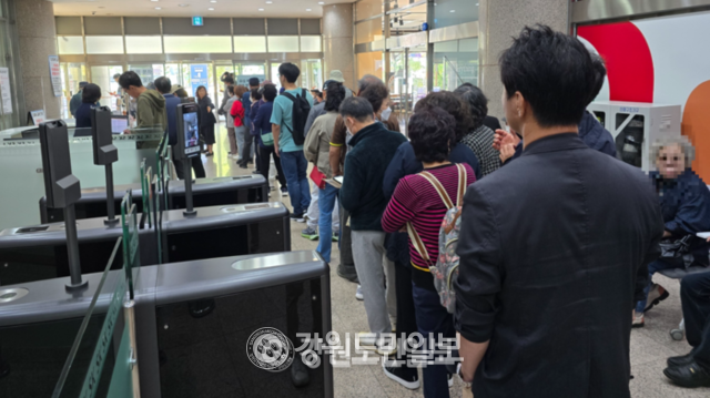 ▲ SKT 원주 단계지점에 유심교체를 원하는 가입자들이 줄을 서 기다리고 있다. 이기영