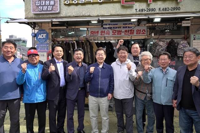 ▲ 더불어 민주당 이재명 대선후보가 2일 양구중앙시장 일대를 깜짝 방문해 상인들과의 현장 대화를 이어갔다.