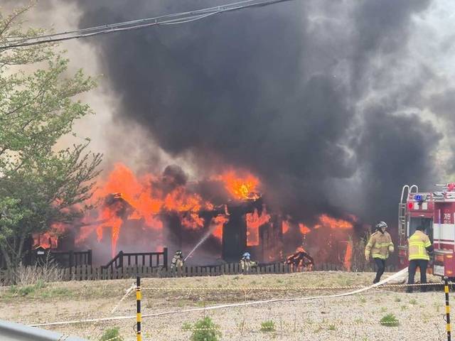 ▲ 2일 낮 12시 31분쯤 강원 인제군 기린면 방동리 모 펜션에서 불이 나 약 3시간 만에 꺼졌다. 강원도소방본부 제공