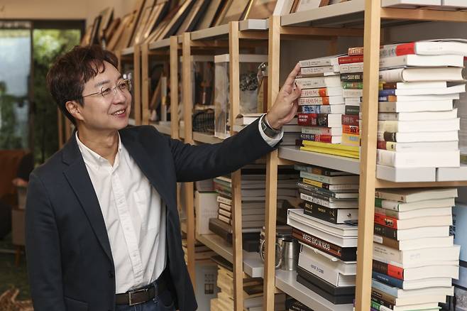 건축가 유현준이 서울 논현동 사무실에서 한국경제신문과 인터뷰하고 있다.