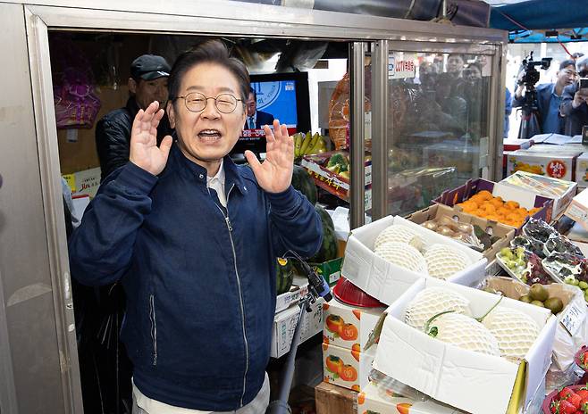 더불어민주당 이재명 대선 후보가 ‘골목골목 경청투어’ 접경지역 방문 이틀째인 2일 강원 철원군 동송전통시장에서 시민들에게 인사하고 있다. 사진공동취재단