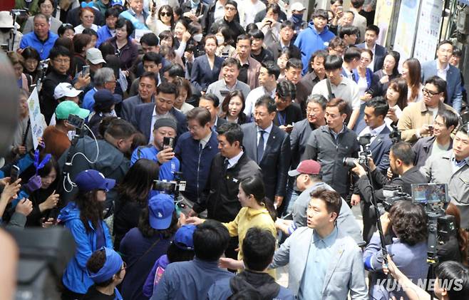 더불어민주당 이재명 대선 후보가 '골목골목 경청투어' 접경지역 방문 이틀째인 2일 강원도 화천군 중앙로 거리에서 지지자과 인사를 나누고 있다.