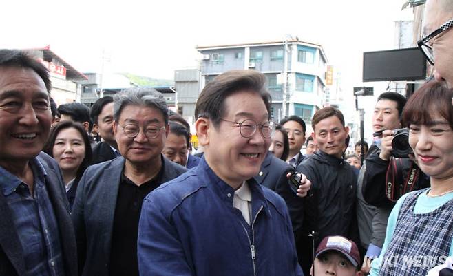 더불어민주당 이재명 대선 후보가 '골목골목 경청투어' 접경지역 방문 이틀째인 2일 강원도 화천군 중앙시장을 찾아 주민들과 이야기를 나누고 있다.