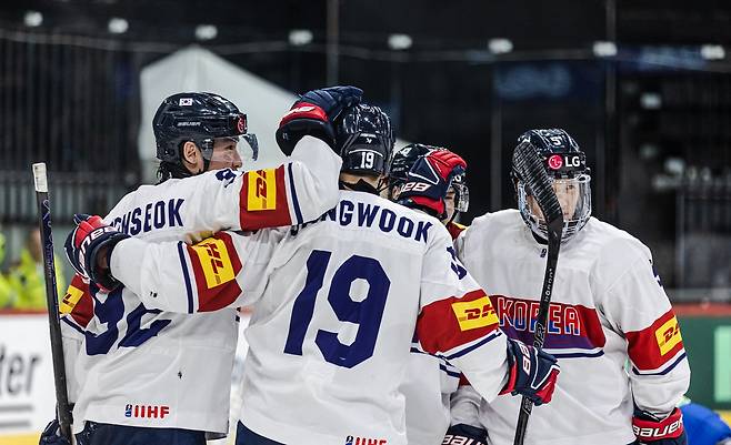득점 후 기뻐하는 한국 아이스하키 대표팀. 국제아이스하키연맹(IIHF) 제공