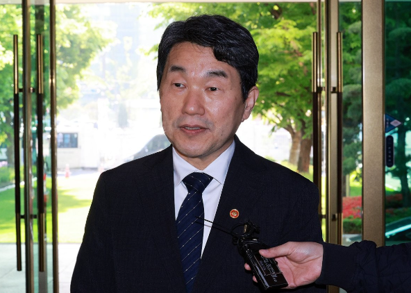 이주호 대통령 권한대행 부총리 겸 교육부 장관이 2일 정부서울청사로 출근하며 취재진 질문에 답하고 있다. / 사진=연합뉴스