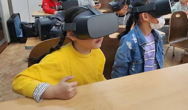 ‘찾아가는 해양안전교실’을 통해 ‘해양교통안전 가상현실(VR)’체험을 진행 중인 모습