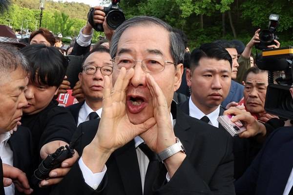 ▲ 2일 오후 광주 북구 국립 5·18 민주묘지를 찾은 한덕수 전 총리가 광주비상행동 등 시민·사회단체 관계자들의 반발에 가로 막히자 “저도 호남사람” “통합해야한다” “서로 사랑해야 한다”라며 참배를 호소하고 있다. ⓒ연합뉴스