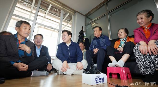 (화천=뉴스1) 이재명 기자 = '골목골목 경청투어 : 접경벨트편'에 나선 이재명 더불어민주당 대통령 후보가 2일 오후 강원 화천군에 위치한 경로당을 찾아 어르신들과 대화를 하고 있다. (공동취재) 2025.5.2/뉴스1 Copyright (C) 뉴스1. All rights reserved. 무단 전재 및 재배포, AI학습 이용 금지. /사진=(화천=뉴스1) 이재명 기자