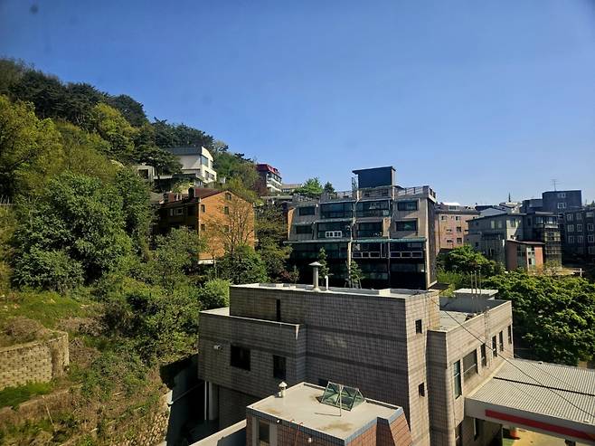 지난 30일 오후 서울 종로구 부암동 일대의 주택가는 복악산과 인접한 곳에 위치해 있었다. /사진=박상혁 기자.