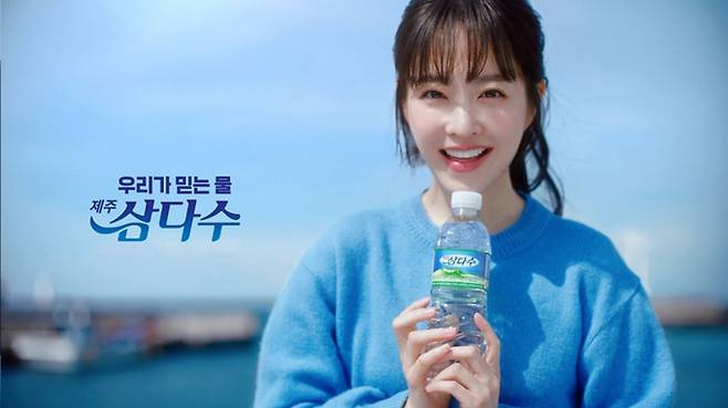 제주삼다수가 2025년 1분기 국내 먹는샘물 시장 점유율 40.4%로 1위를 기록했다. 사진은 제주삼다수 신규 TV 광고영상 갈무리. /사진=제주삼다수
