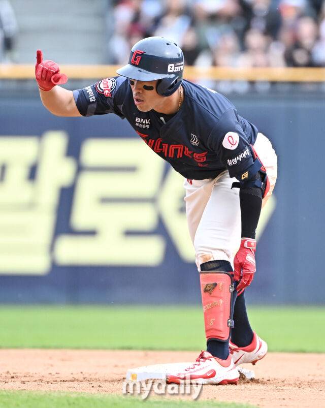 27일 오후 서울 잠실야구장에서 진행된 '2025 프로야구 KBO리그' 두산 베어스와 롯데 자이언츠의 경기. 롯데 전준우가 7회초 2사에서 2루타를 친 뒤 환호하고 있다./마이데일리