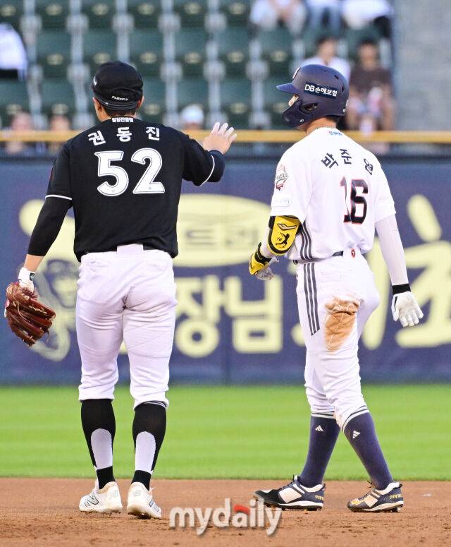 가벼운 충돌 후 박준영에게 미안하다는 제스쳐를 취하는 KT 권동진.