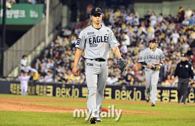 2025년 3월 26일 오후 서울잠실구장에서 진행된 '2025 신한 SOL뱅크 KBO 리그' 한화 이글스와 LG 트윈스의 경기. 한화 선발투수 엄상백이 3회말 투구를 마친 뒤 더그아웃으로 들어가고 있다./마이데일리
