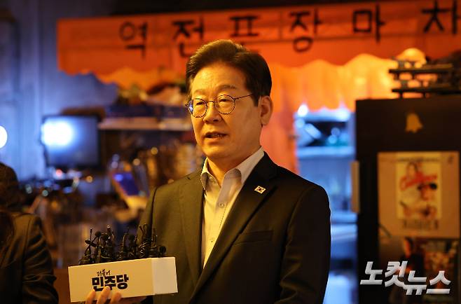 더불어민주당 이재명 대통령 후보가 노동절인 1일 오후 서울 종로구 삼일대로 한 식당에서 열린 민생시리즈2 '비전형 노동자 간담회'를 마치고 대법원이 공직선거법 위반과 관련한 2심 판결을 파기 환송한데 대한 기자의 질문에 답하고 있다. 황진환 기자