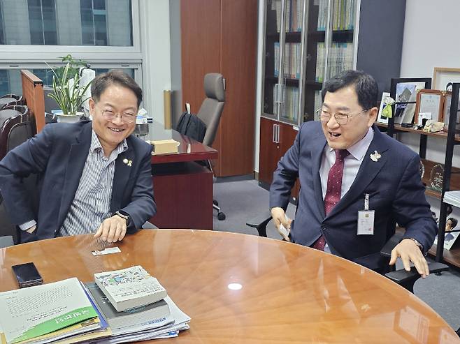 주낙영 경주시장이 지난달 17일 서울 여의도 국회의원회관에서 허영(왼쪽) 국회의원과 만나 2025 APEC 정상회의 준비와 관련한 지역 현안과 국비 지원 방안에 대해 논의하고 있다. 경주시 제공