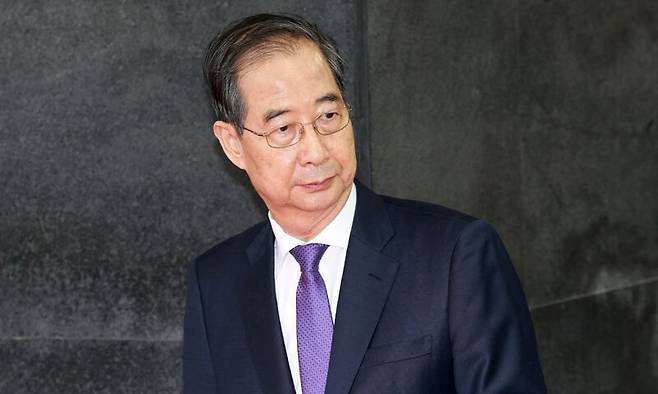 총리직 사퇴를 발표한 한덕수 대통령 권한대행 국무총리가 1일 서울 종로구 정부서울청사에서 열린 퇴임식을 마치고 준비된 차량을 기다리고 있다. 뉴시스