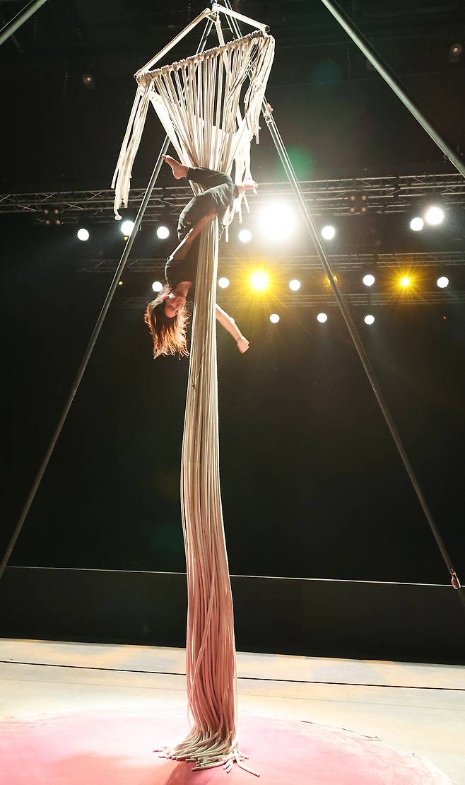 '2025 서울서커스페스티벌' 개막을 하루 앞둔 2일 오전 서울 용산구 노들섬에서 프랑스의 컴퍼니 아페서가 아크로바틱 공연인 '나의 끈' 시연을 하고 있다.