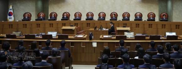 조희대 대법원장과 11명의 대법관이 1일 이재명 더불어민주당 대선 후보의 공직선거법 사건 전원합의체 선고를 위해 대법원 대법정에 앉아 있다. 왼쪽부터 마용주·박영재·신숙희·권영준·오석준·이흥구 대법관, 조 대법원장, 오경미·서경환·엄상필·노경필·이숙연 대법관. 사진공동취재단