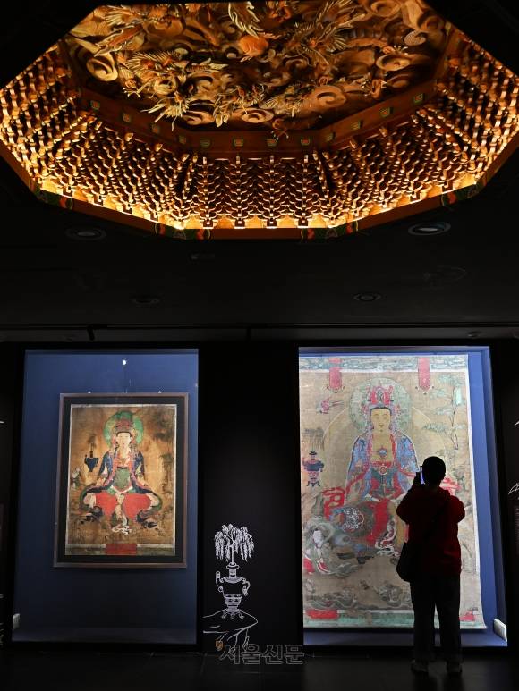 서울 종로구 불교중앙박물관의 들머리 모습. 현재 ‘호선 의겸: 붓끝에 나투신 부처님’ 기획전이 열리고 있다. 조선 불화의 태두인 의겸 스님의 작품들과 마주할 수 있다. 사진 속 불화 두 점은 둘 다 ‘관음보살도’로 국가유산 보물이다.