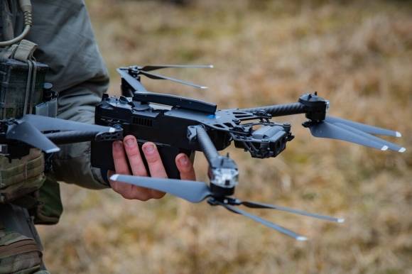 2025년 2월 3일(현지시간) 독일 호헨펠스 훈련장에서 열린 한 훈련에서 제10산악사단 소속 병사가 스카이디오 사의 소형 정찰 드론 X2D를 시연하고 있다. 출처=미 육군