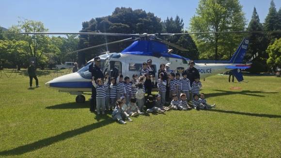 경찰헬기 소개·지상탑승 체험행사 모습. 2025.5.2. 경남경찰청 제공