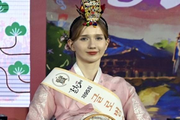 지난달 30일 저녁 전북 남원시에서 열린 제95회 춘향제에서 마이(25·에스토니아·서울대·사진)씨가 미스춘향 ‘현’에 뽑혔다. 2025.5.1 남원시 제공