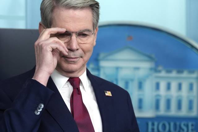 스콧 베선트 미국 재무부 장관이 지난달 29일(현지 시간) 워싱턴DC 백악관 미디어 브리핑 중 안경을 고쳐잡고 있다. EPA연합뉴스