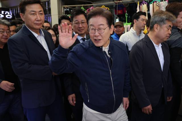 '골목골목 경청투어 : 접경벨트편'에 나선 이재명 더불어민주당 대선 후보가 2일 오전 강원 철원군 동송전통시장을 찾아 상인들과 인사를 하고 있다. 뉴스1