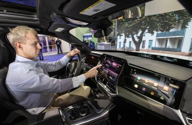 삼성전자와 하만이 공동 개발한 차량용 디지털 콕핏 '레디'. 사진제공=삼성전자