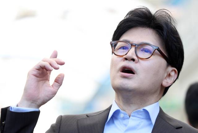 한동훈 국민의힘 대선 예비후보가 2일 경남 창원시 마산합포구 마산어시장을 찾아 취재진 질문에 답하고 있다. 연합뉴스