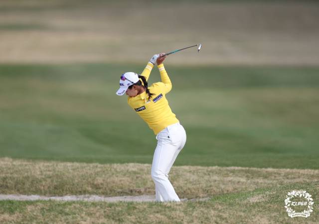벙커에서 샷을 하고 있는 박현경. 사진 제공=KLPGA