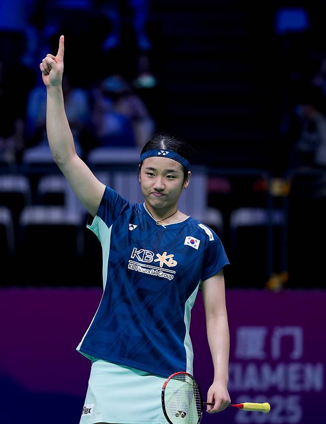 한국 안세영이 2일 수디르만컵 8강전 여자단식에서 덴마크를 꺾은 뒤 손가락을 들어보이고 있다. 신화연합뉴스