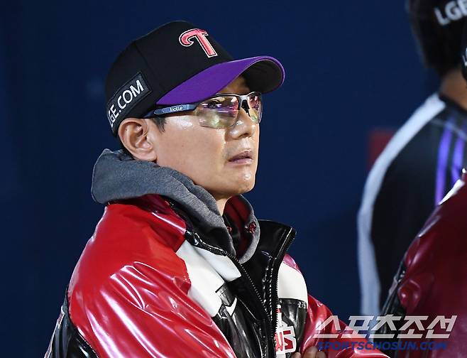 2일 서울 잠실구장에서 열린 SSG-LG전. 염경엽 감독이 답답한 표정으로 경기를 지켜보고 있다. 잠실=정재근 기자 cjg@sportschosun.com/2025.5.2/